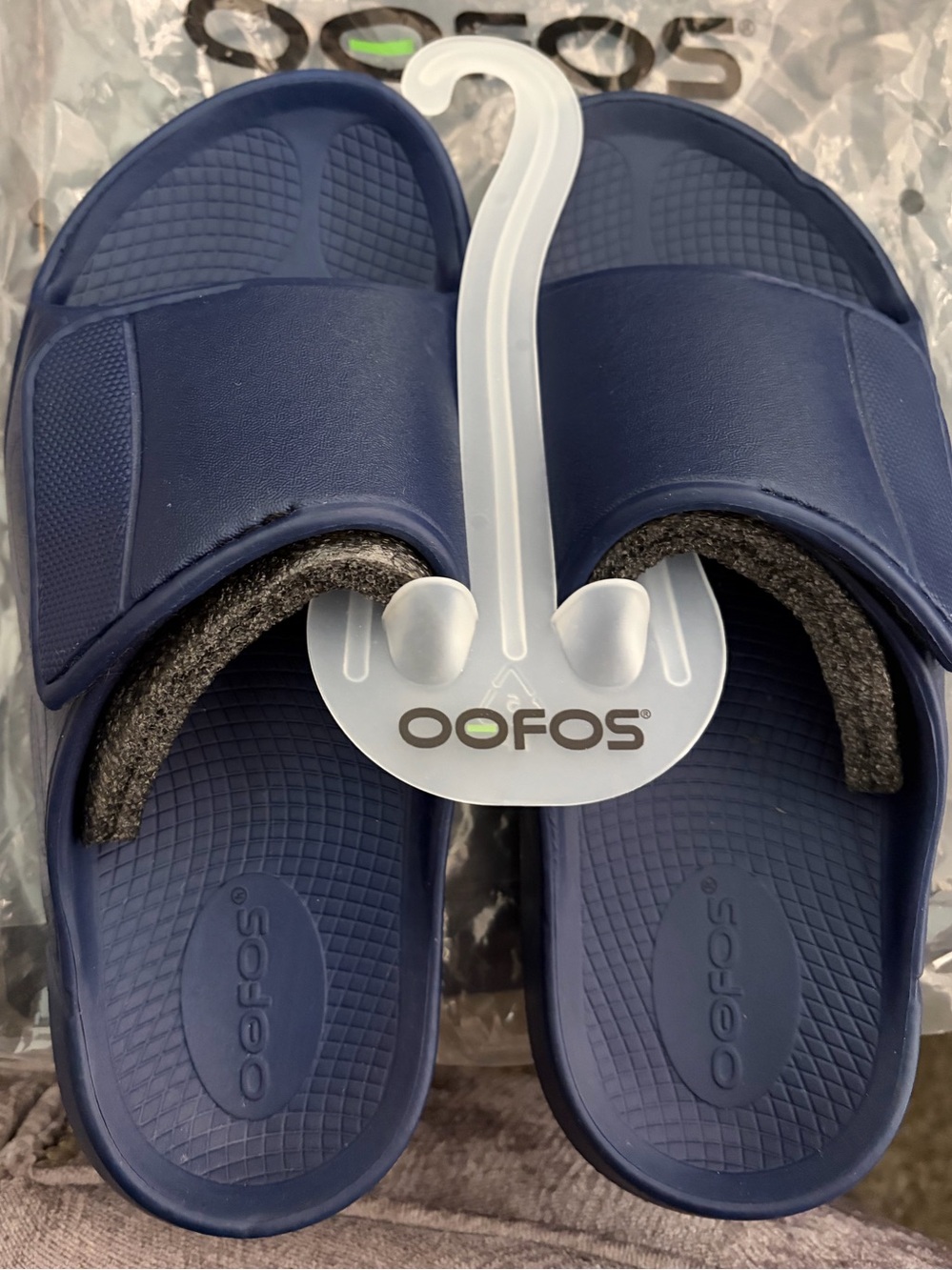 OOFOS Navy Sport Flex Sliders. Woman’s 8/Men’s 6. Excellent pre-owned cond.